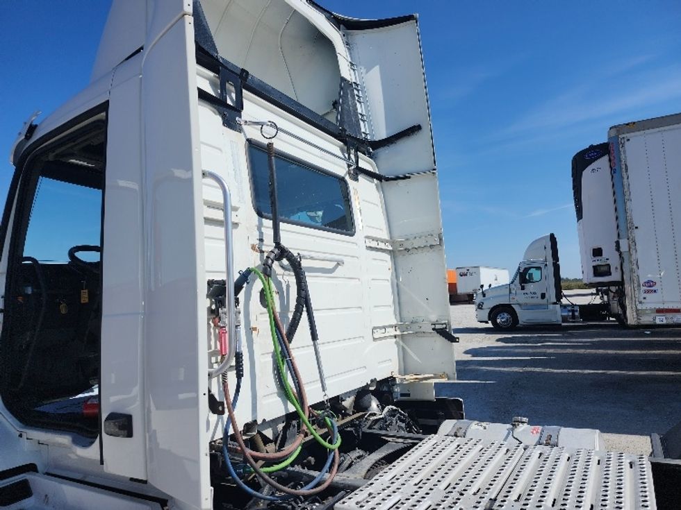 Day Cab Tractor-Heavy Duty Tractors-Volvo-2021-VNR64300-Obetz-OH-480,593\n\t\tmiles-$ 42,750 - Image 17