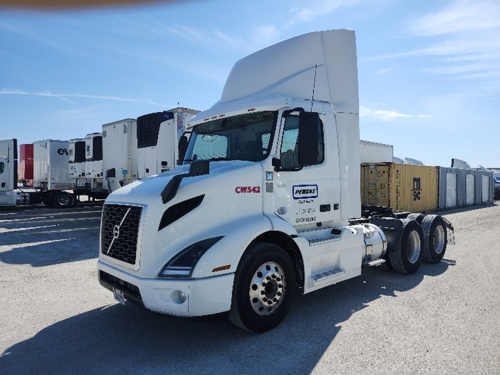 Day Cab Tractor-Heavy Duty Tractors-Volvo-2021-VNR64300-Obetz-OH-480,593\n\t\tmiles-$ 42,750 - Image 3