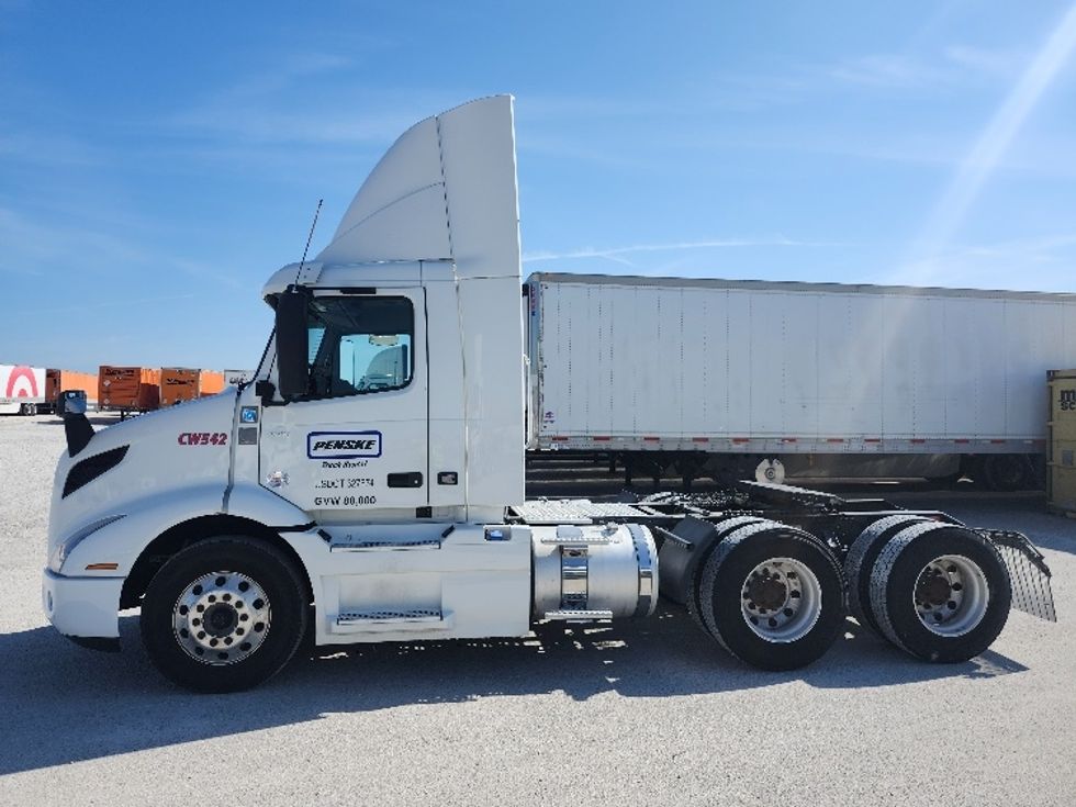 Day Cab Tractor-Heavy Duty Tractors-Volvo-2021-VNR64300-Obetz-OH-480,593\n\t\tmiles-$ 42,750 - Image 4