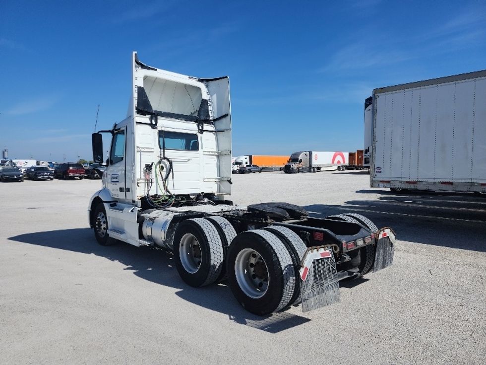 Day Cab Tractor-Heavy Duty Tractors-Volvo-2021-VNR64300-Obetz-OH-480,593\n\t\tmiles-$ 42,750 - Image 5