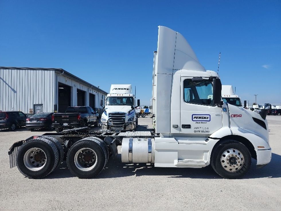 Day Cab Tractor-Heavy Duty Tractors-Volvo-2021-VNR64300-Obetz-OH-480,593\n\t\tmiles-$ 42,750 - Image 8