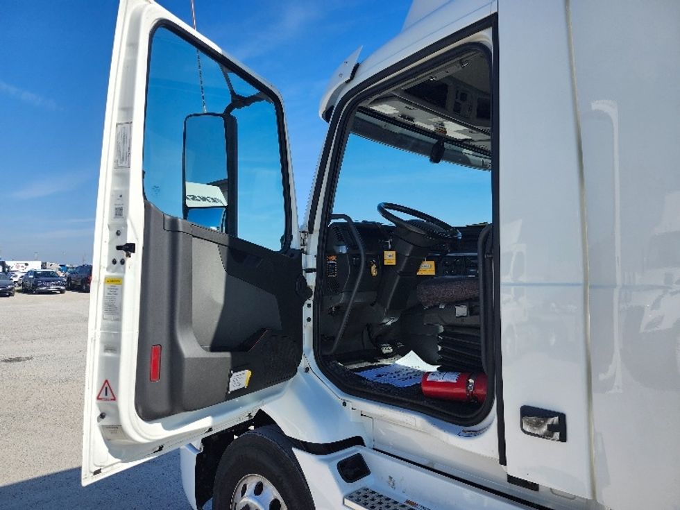 Day Cab Tractor-Heavy Duty Tractors-Volvo-2021-VNR64300-Obetz-OH-480,593\n\t\tmiles-$ 42,750 - Image 9