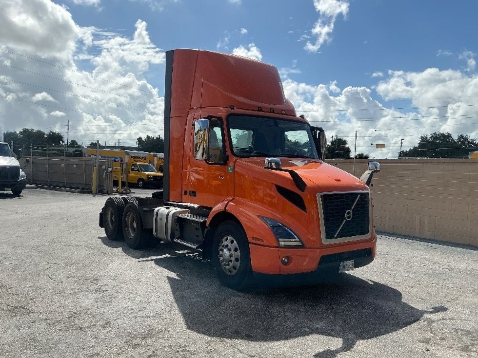 Day Cab Tractor-Heavy Duty Tractors-Volvo-2021-VNR64300-Ocala-FL-230,404\n\t\tmiles-$ 63,250 - Image 1