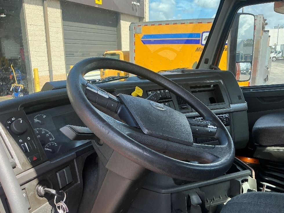 Day Cab Tractor-Heavy Duty Tractors-Volvo-2021-VNR64300-Ocala-FL-230,404\n\t\tmiles-$ 63,250 - Image 10