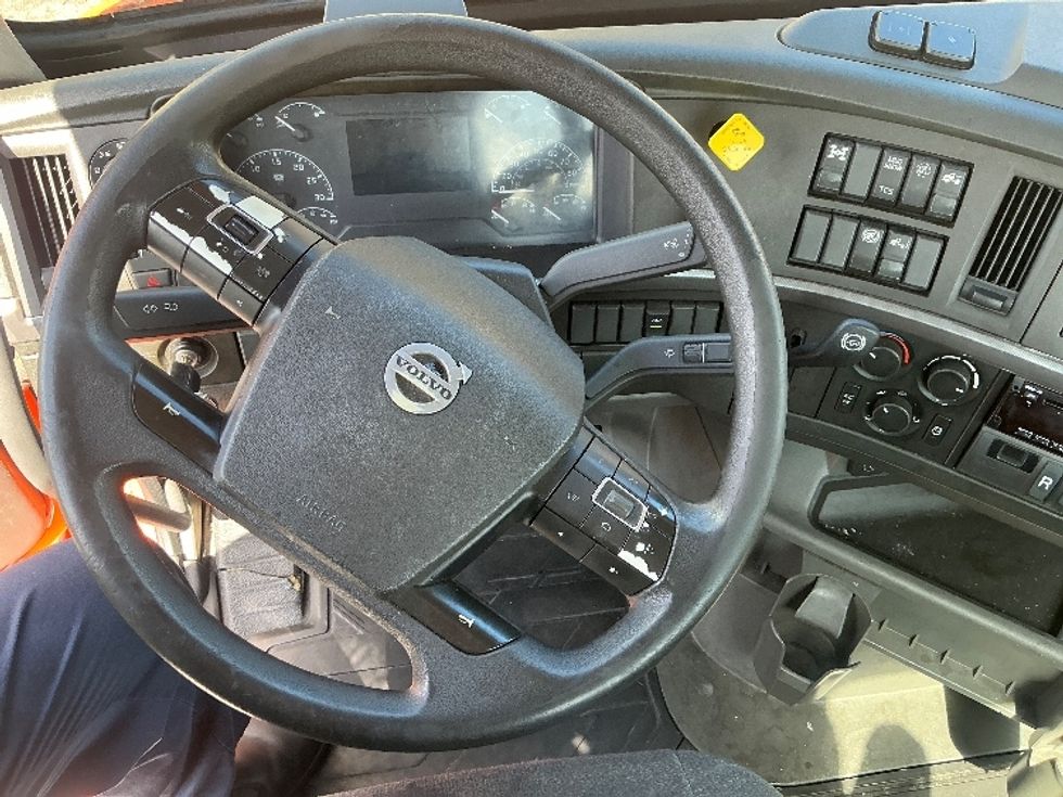 Day Cab Tractor-Heavy Duty Tractors-Volvo-2021-VNR64300-Ocala-FL-230,404\n\t\tmiles-$ 63,250 - Image 11
