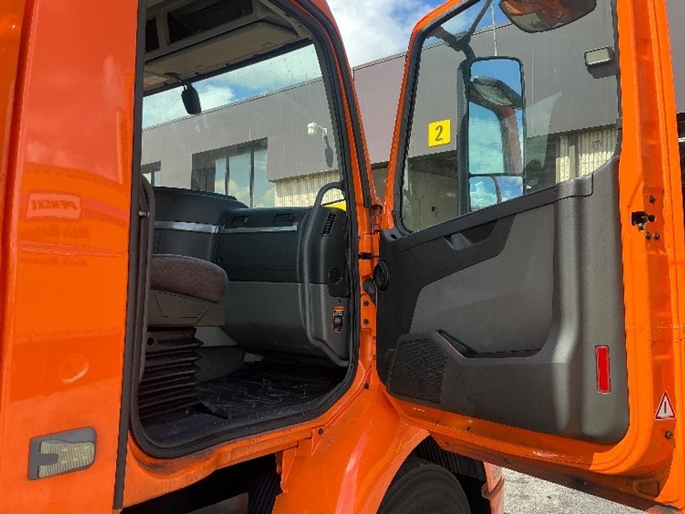 Day Cab Tractor-Heavy Duty Tractors-Volvo-2021-VNR64300-Ocala-FL-230,404\n\t\tmiles-$ 63,250 - Image 12