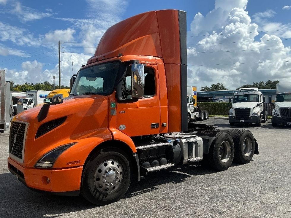 Day Cab Tractor-Heavy Duty Tractors-Volvo-2021-VNR64300-Ocala-FL-230,404\n\t\tmiles-$ 63,250 - Image 4