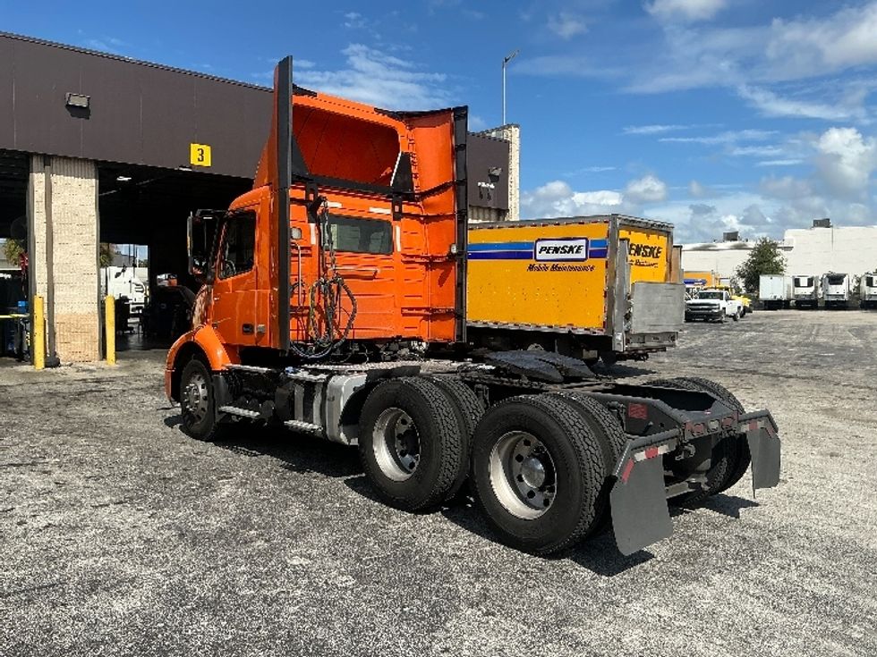 Day Cab Tractor-Heavy Duty Tractors-Volvo-2021-VNR64300-Ocala-FL-230,404\n\t\tmiles-$ 63,250 - Image 5
