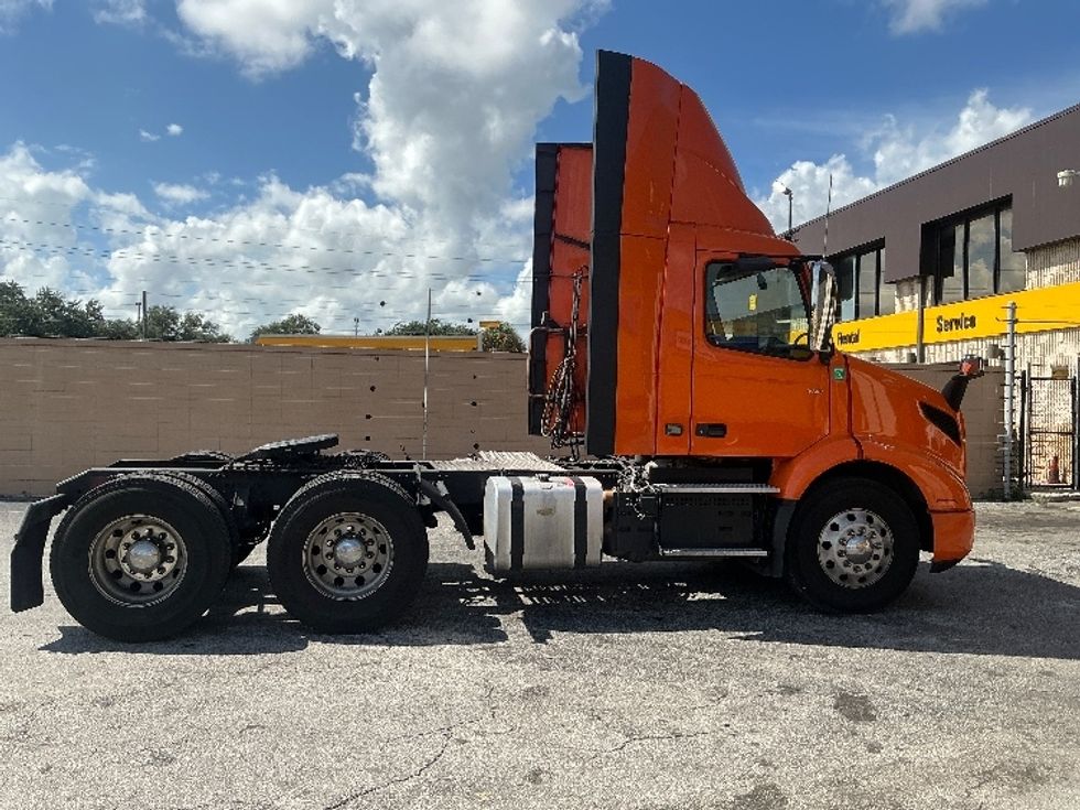 Day Cab Tractor-Heavy Duty Tractors-Volvo-2021-VNR64300-Ocala-FL-230,404\n\t\tmiles-$ 63,250 - Image 8