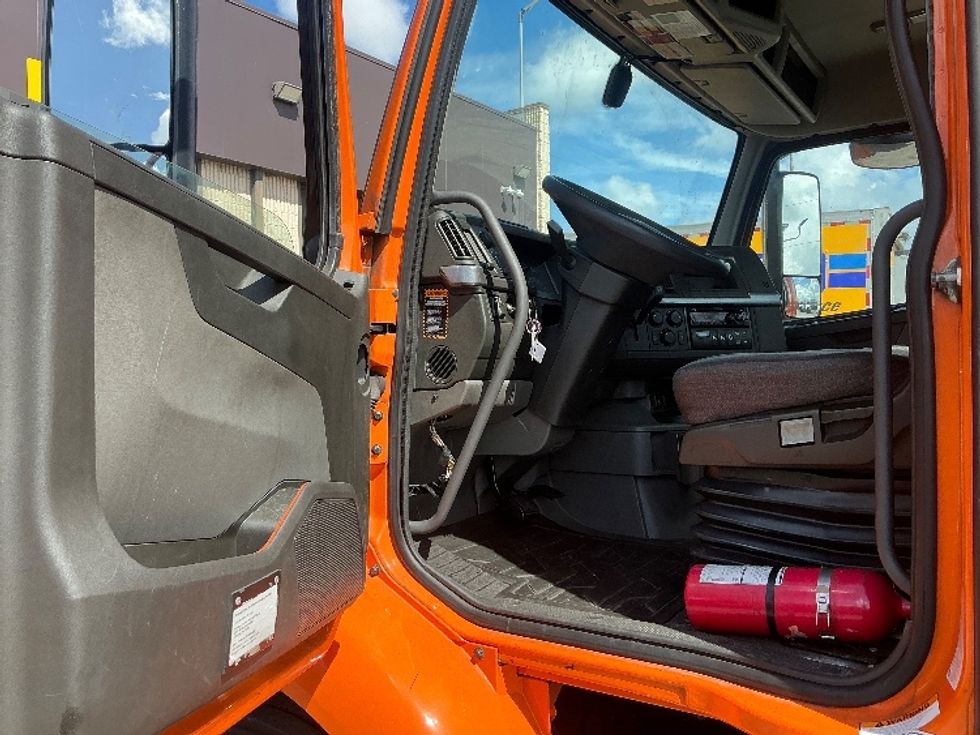 Day Cab Tractor-Heavy Duty Tractors-Volvo-2021-VNR64300-Ocala-FL-230,404\n\t\tmiles-$ 63,250 - Image 9