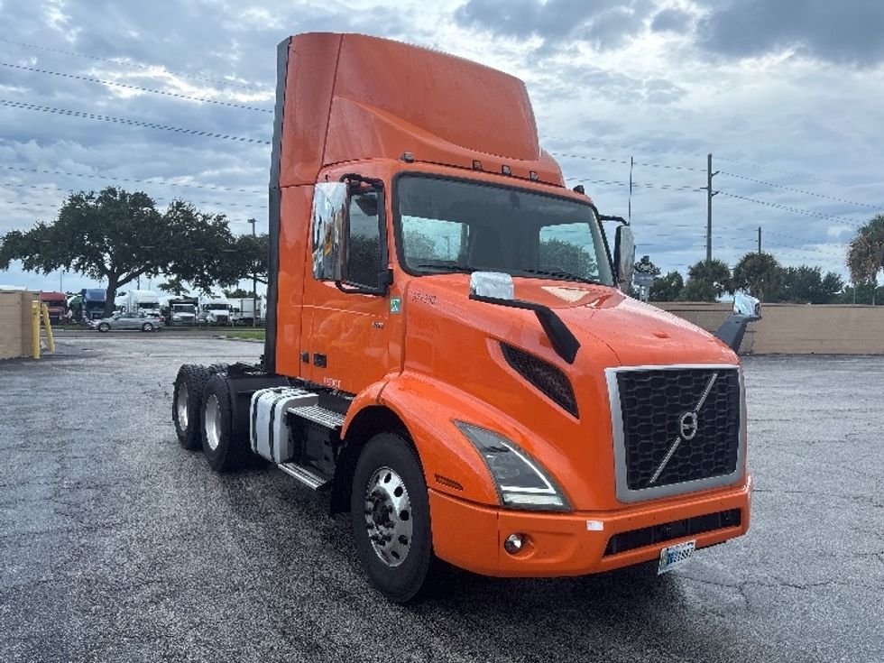 Day Cab Tractor-Heavy Duty Tractors-Volvo-2021-VNR64300-Ocala-FL-377,370\n\t\tmiles-$ 50,500 - Image 1