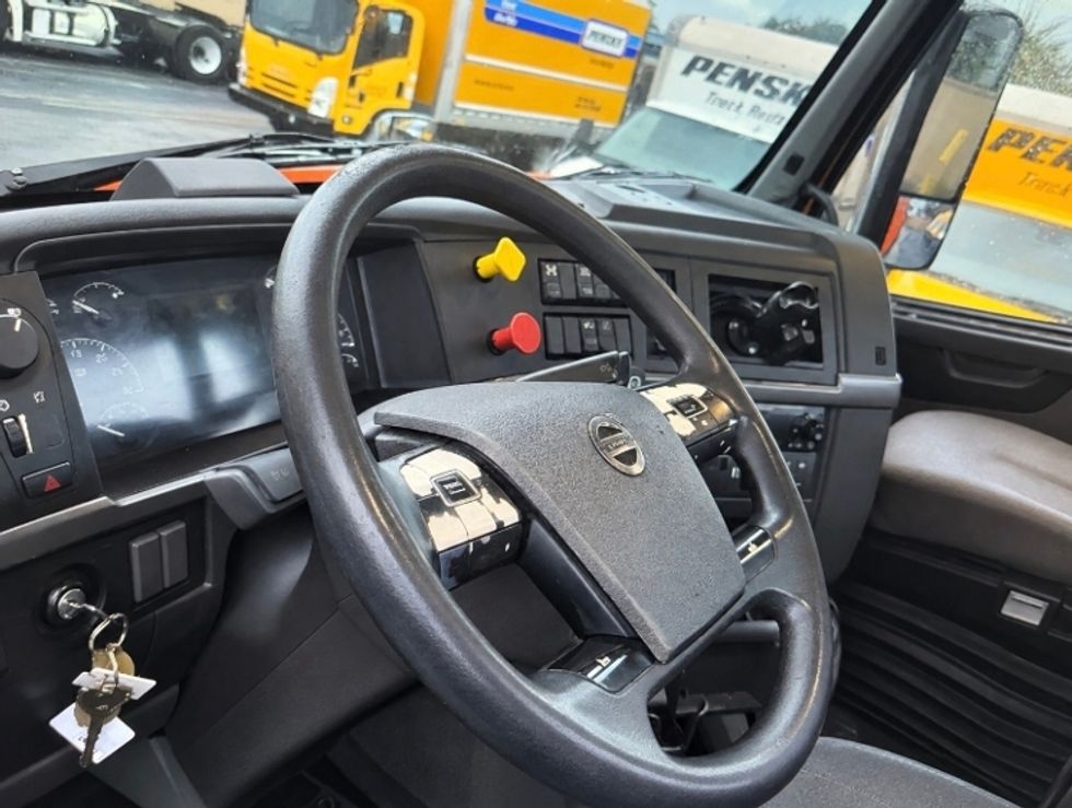 Day Cab Tractor-Heavy Duty Tractors-Volvo-2021-VNR64300-Ocala-FL-377,370\n\t\tmiles-$ 50,500 - Image 10