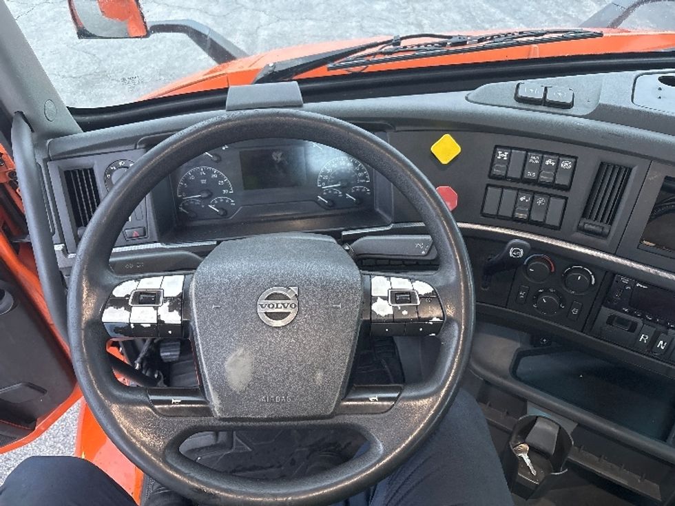 Day Cab Tractor-Heavy Duty Tractors-Volvo-2021-VNR64300-Ocala-FL-377,370\n\t\tmiles-$ 50,500 - Image 11