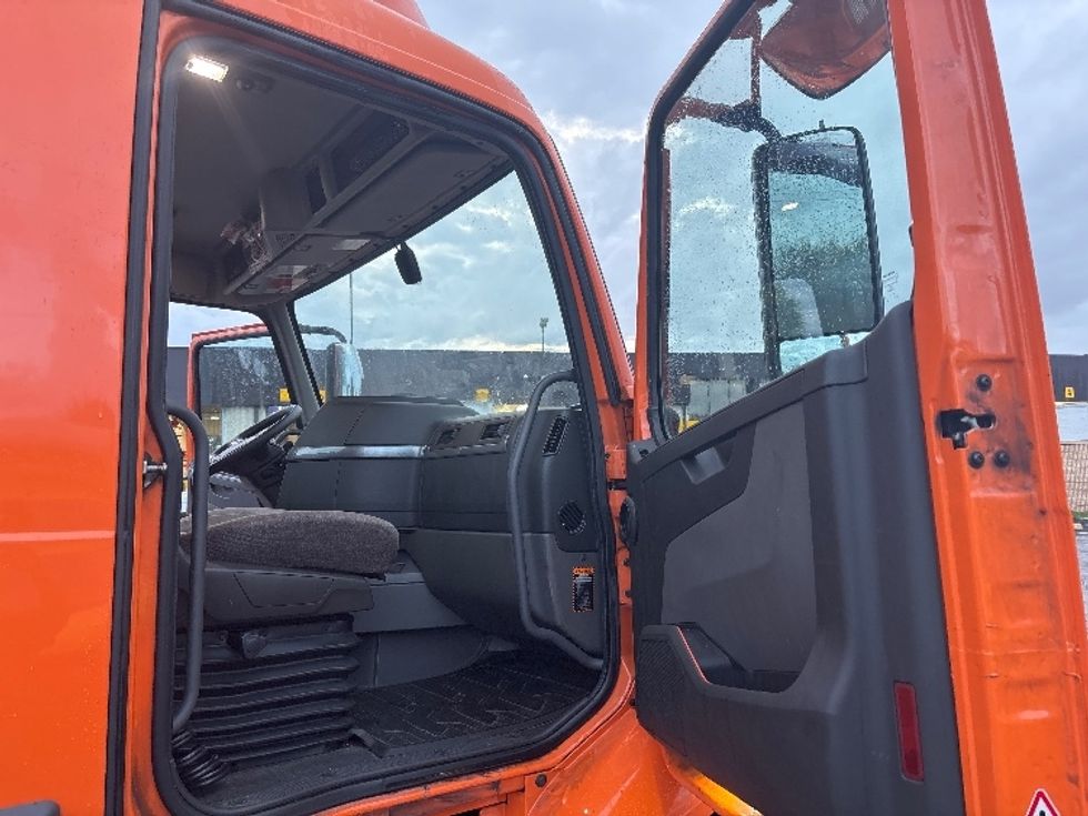 Day Cab Tractor-Heavy Duty Tractors-Volvo-2021-VNR64300-Ocala-FL-377,370\n\t\tmiles-$ 50,500 - Image 12
