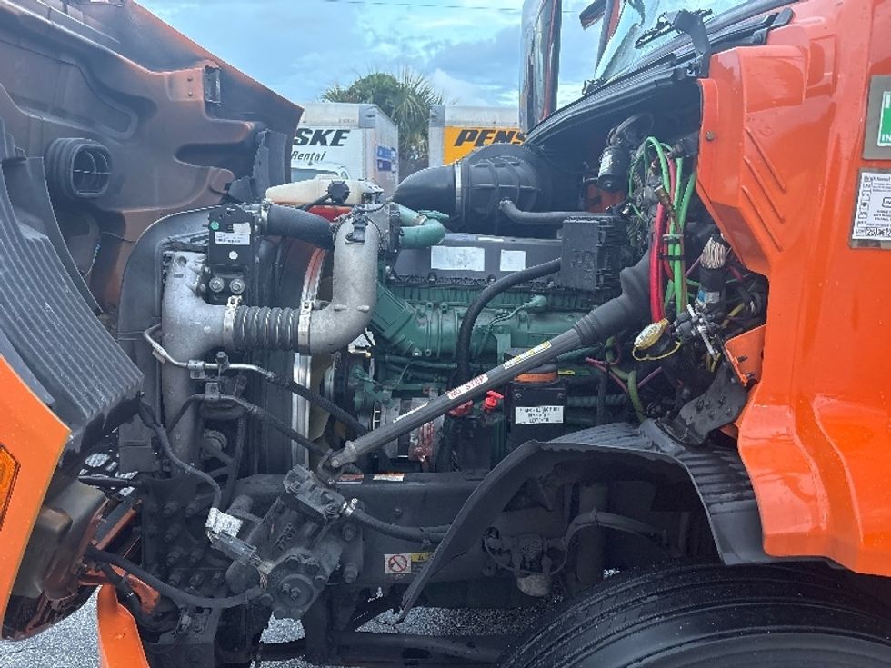 Day Cab Tractor-Heavy Duty Tractors-Volvo-2021-VNR64300-Ocala-FL-377,370\n\t\tmiles-$ 50,500 - Image 16