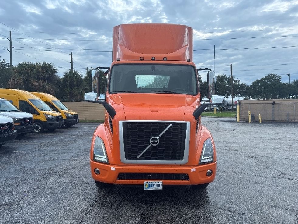 Day Cab Tractor-Heavy Duty Tractors-Volvo-2021-VNR64300-Ocala-FL-377,370\n\t\tmiles-$ 50,500 - Image 2