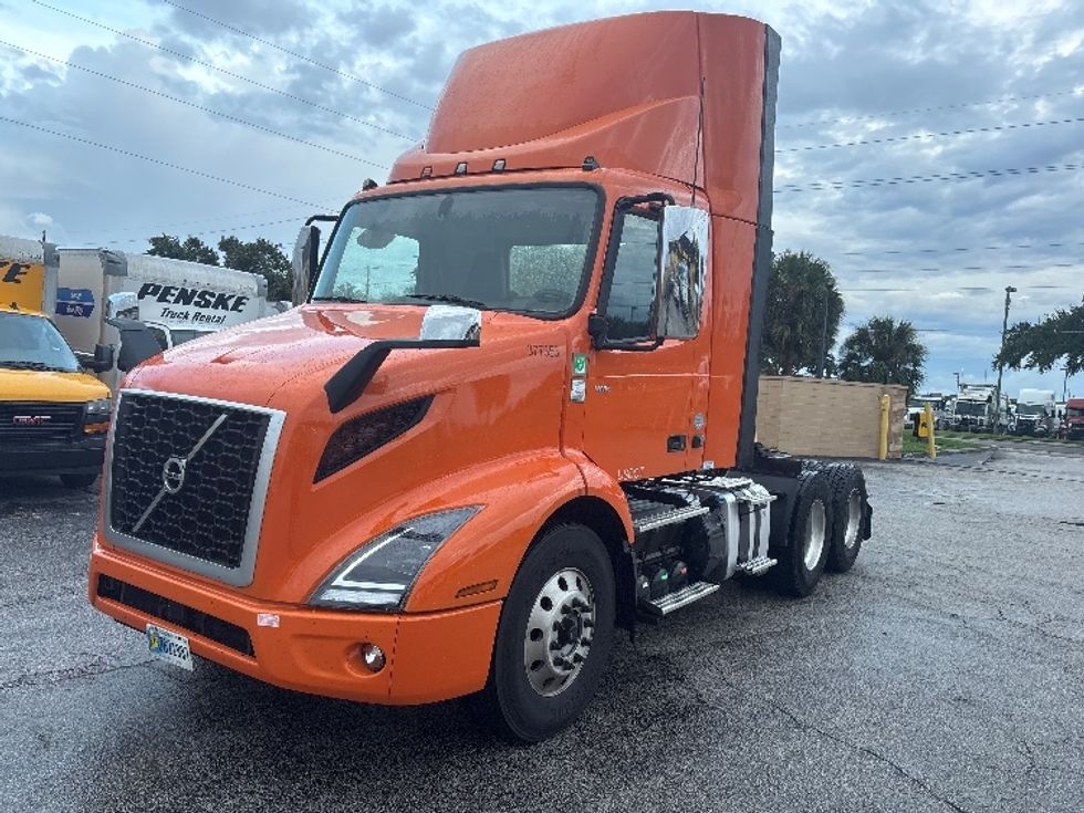 Day Cab Tractor-Heavy Duty Tractors-Volvo-2021-VNR64300-Ocala-FL-377,370\n\t\tmiles-$ 50,500 - Image 3