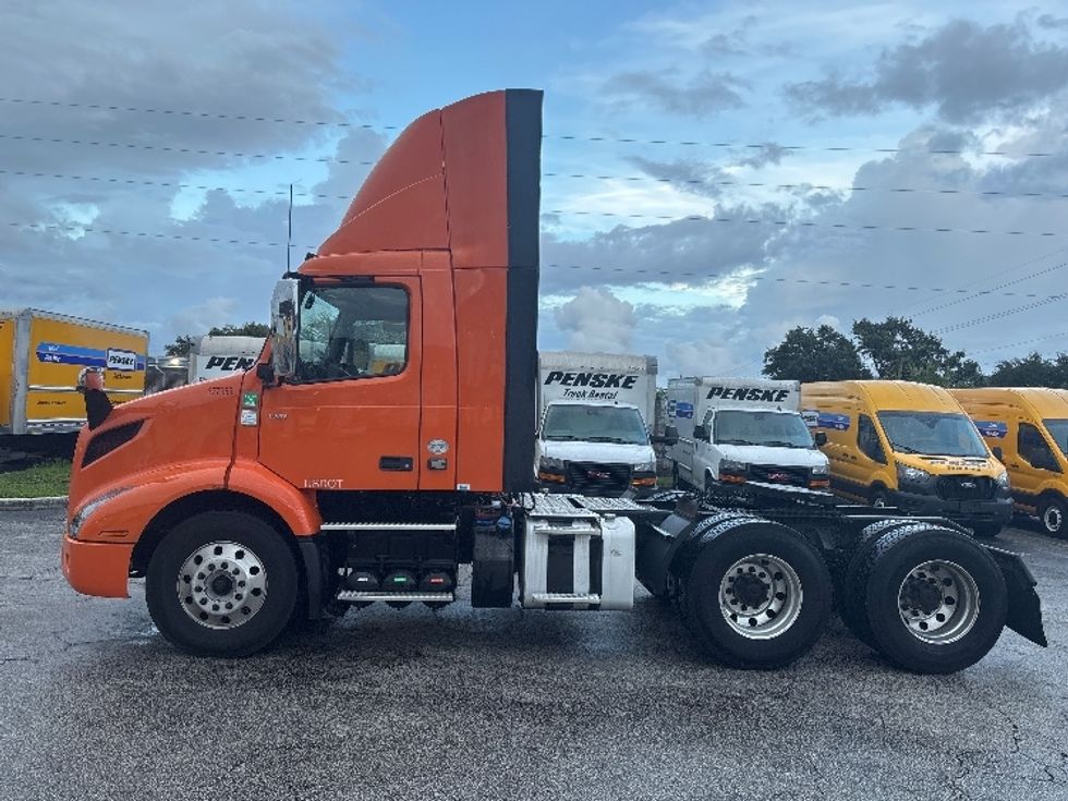 Day Cab Tractor-Heavy Duty Tractors-Volvo-2021-VNR64300-Ocala-FL-377,370\n\t\tmiles-$ 50,500 - Image 4