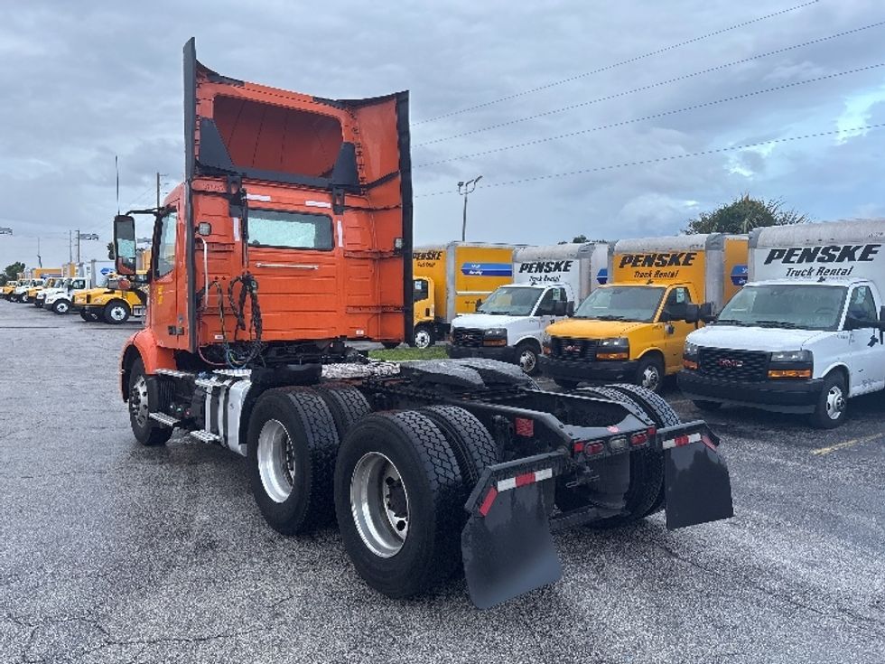 Day Cab Tractor-Heavy Duty Tractors-Volvo-2021-VNR64300-Ocala-FL-377,370\n\t\tmiles-$ 50,500 - Image 5