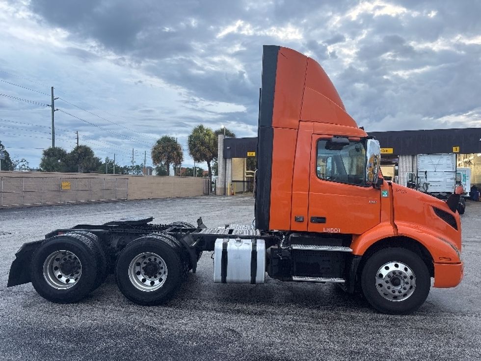Day Cab Tractor-Heavy Duty Tractors-Volvo-2021-VNR64300-Ocala-FL-377,370\n\t\tmiles-$ 50,500 - Image 8
