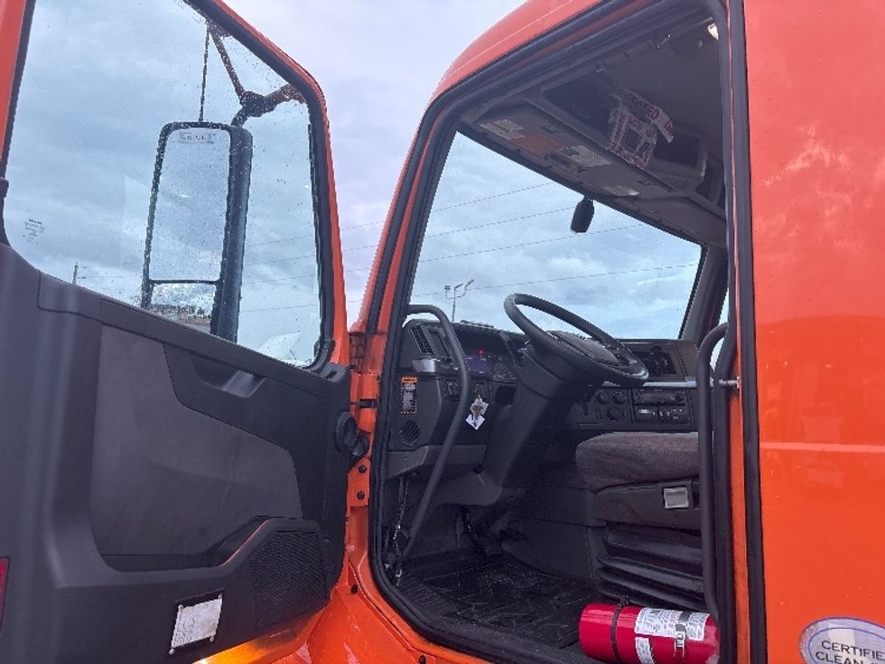 Day Cab Tractor-Heavy Duty Tractors-Volvo-2021-VNR64300-Ocala-FL-377,370\n\t\tmiles-$ 50,500 - Image 9