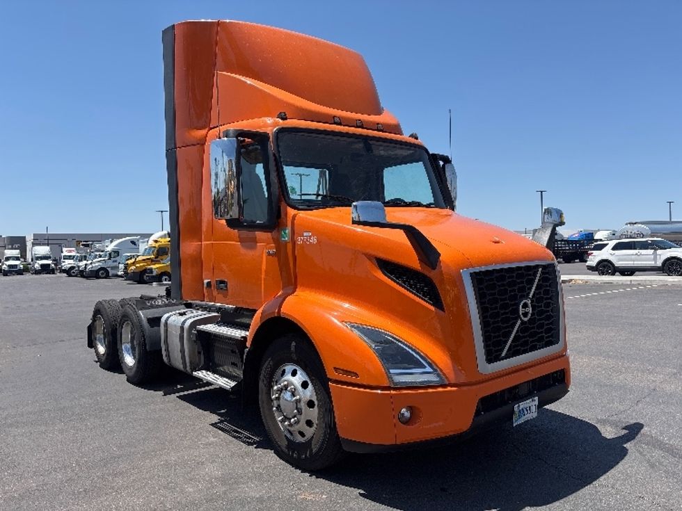 Day Cab Tractor-Heavy Duty Tractors-Volvo-2021-VNR64300-Phoenix-AZ-267,933\n\t\tmiles-$ 59,250 - Image 1