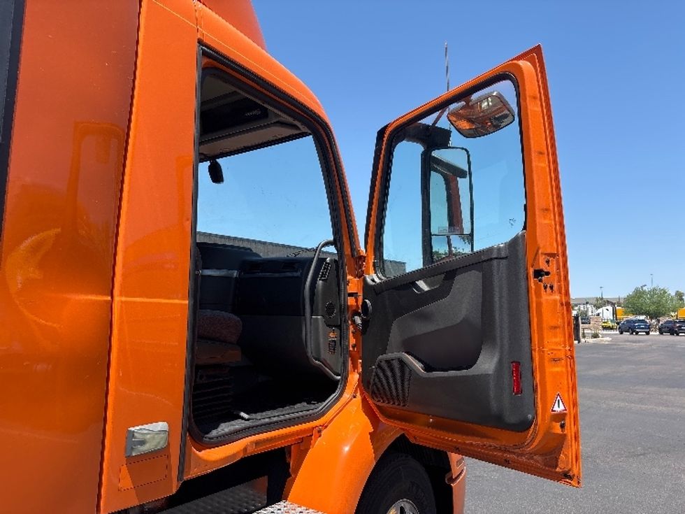 Day Cab Tractor-Heavy Duty Tractors-Volvo-2021-VNR64300-Phoenix-AZ-267,933\n\t\tmiles-$ 59,250 - Image 12