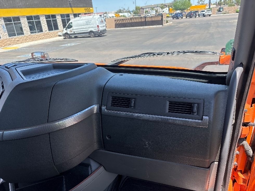 Day Cab Tractor-Heavy Duty Tractors-Volvo-2021-VNR64300-Phoenix-AZ-267,933\n\t\tmiles-$ 59,250 - Image 13