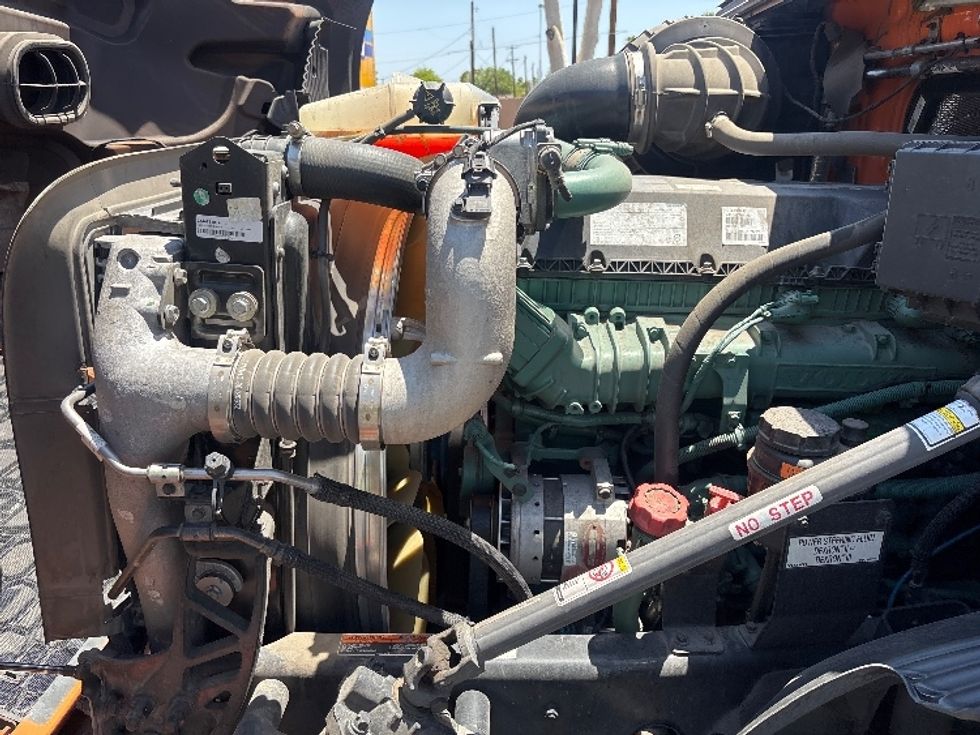Day Cab Tractor-Heavy Duty Tractors-Volvo-2021-VNR64300-Phoenix-AZ-267,933\n\t\tmiles-$ 59,250 - Image 16