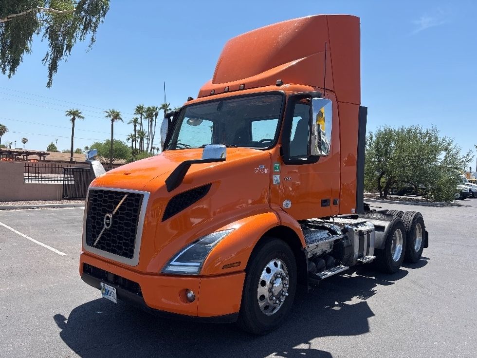 Day Cab Tractor-Heavy Duty Tractors-Volvo-2021-VNR64300-Phoenix-AZ-267,933\n\t\tmiles-$ 59,250 - Image 3
