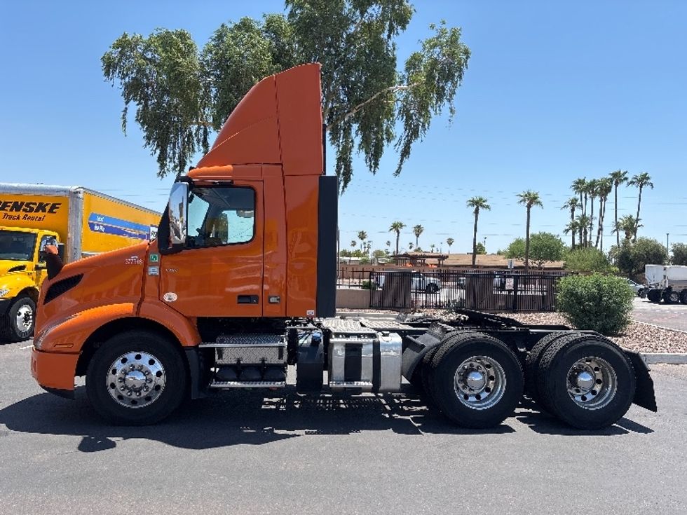 Day Cab Tractor-Heavy Duty Tractors-Volvo-2021-VNR64300-Phoenix-AZ-267,933\n\t\tmiles-$ 59,250 - Image 4