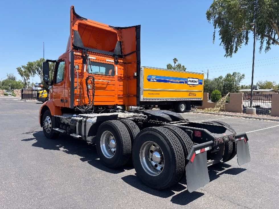 Day Cab Tractor-Heavy Duty Tractors-Volvo-2021-VNR64300-Phoenix-AZ-267,933\n\t\tmiles-$ 59,250 - Image 5
