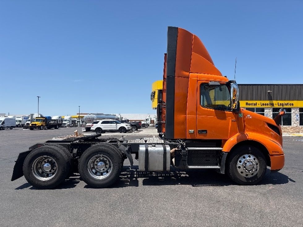 Day Cab Tractor-Heavy Duty Tractors-Volvo-2021-VNR64300-Phoenix-AZ-267,933\n\t\tmiles-$ 59,250 - Image 8