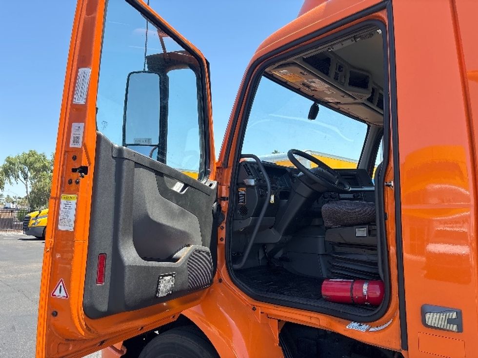 Day Cab Tractor-Heavy Duty Tractors-Volvo-2021-VNR64300-Phoenix-AZ-267,933\n\t\tmiles-$ 59,250 - Image 9
