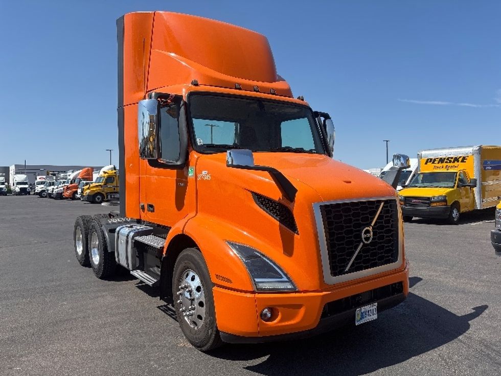 Day Cab Tractor-Heavy Duty Tractors-Volvo-2021-VNR64300-Phoenix-AZ-278,809\n\t\tmiles-$ 60,750 - Image 1