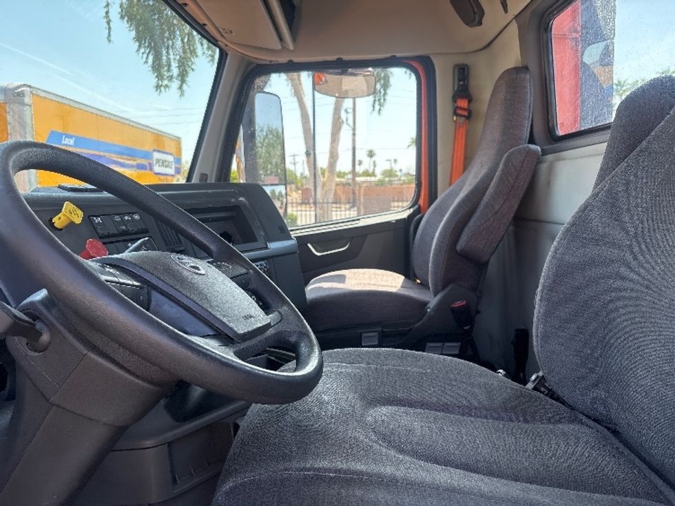 Day Cab Tractor-Heavy Duty Tractors-Volvo-2021-VNR64300-Phoenix-AZ-278,809\n\t\tmiles-$ 60,750 - Image 10