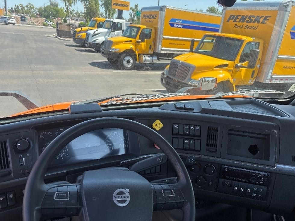 Day Cab Tractor-Heavy Duty Tractors-Volvo-2021-VNR64300-Phoenix-AZ-278,809\n\t\tmiles-$ 60,750 - Image 11