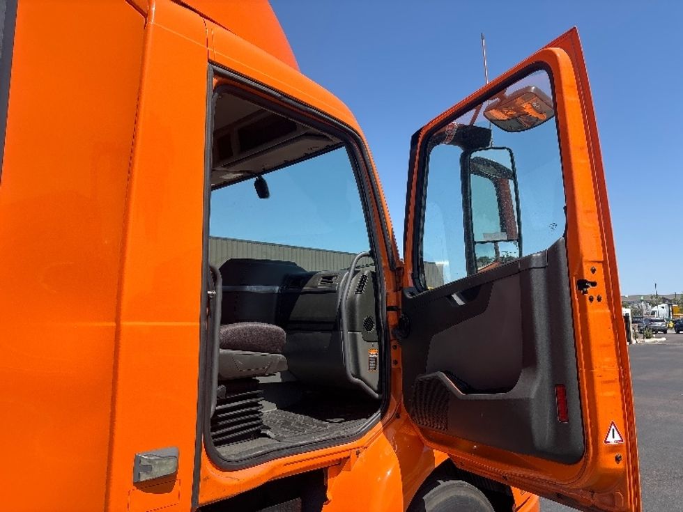 Day Cab Tractor-Heavy Duty Tractors-Volvo-2021-VNR64300-Phoenix-AZ-278,809\n\t\tmiles-$ 60,750 - Image 12