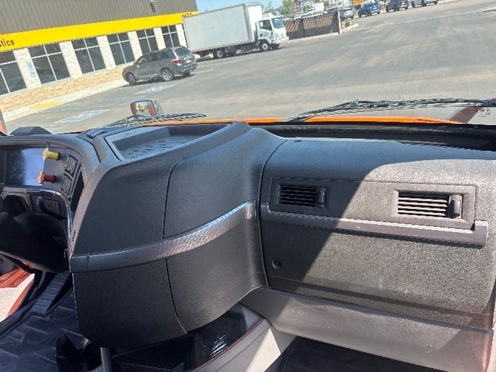 Day Cab Tractor-Heavy Duty Tractors-Volvo-2021-VNR64300-Phoenix-AZ-278,809\n\t\tmiles-$ 60,750 - Image 13