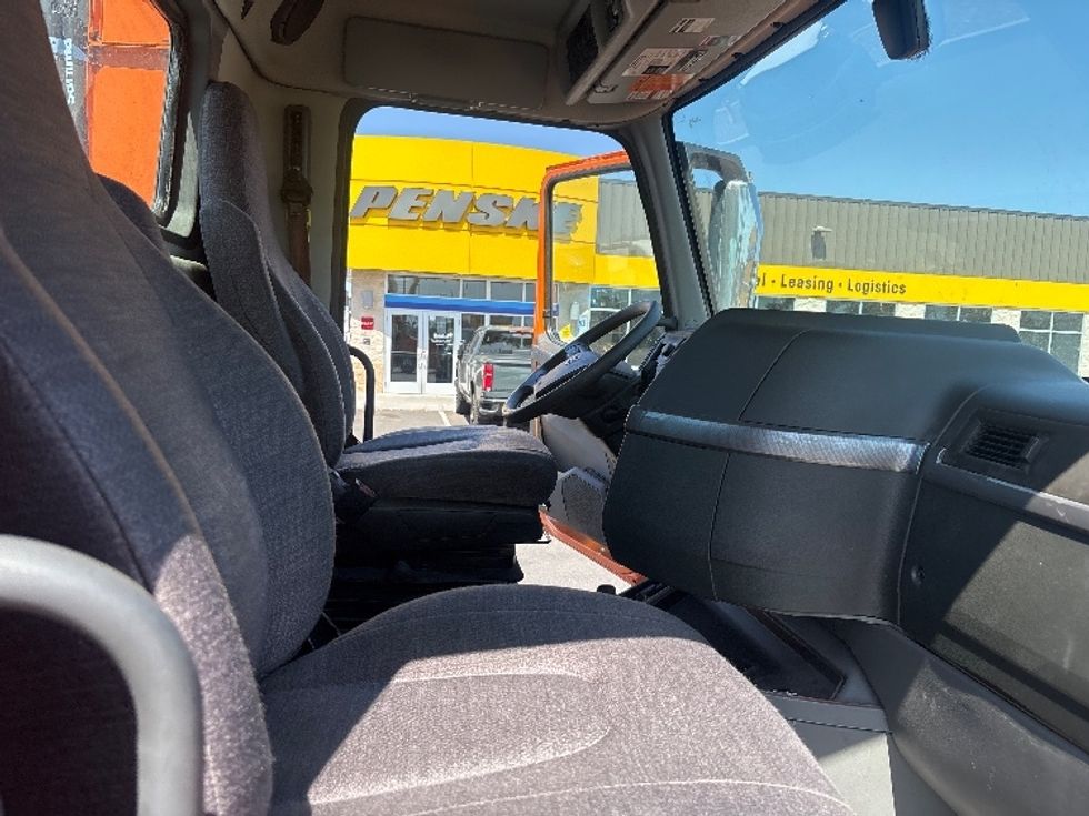 Day Cab Tractor-Heavy Duty Tractors-Volvo-2021-VNR64300-Phoenix-AZ-278,809\n\t\tmiles-$ 60,750 - Image 14