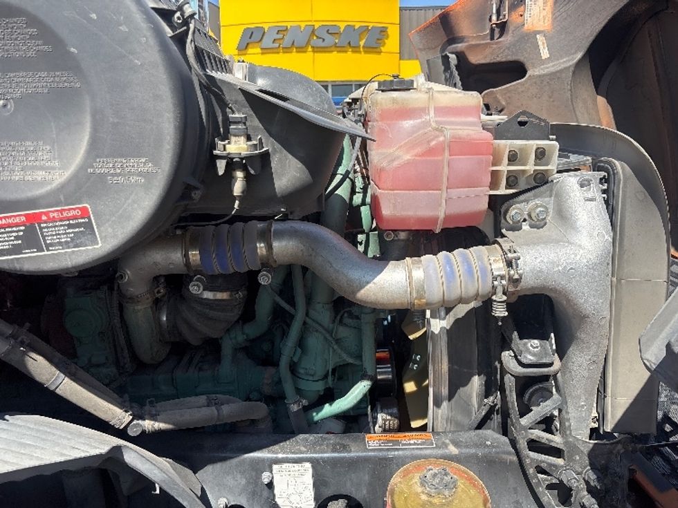 Day Cab Tractor-Heavy Duty Tractors-Volvo-2021-VNR64300-Phoenix-AZ-278,809\n\t\tmiles-$ 60,750 - Image 15