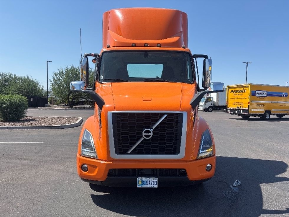 Day Cab Tractor-Heavy Duty Tractors-Volvo-2021-VNR64300-Phoenix-AZ-278,809\n\t\tmiles-$ 60,750 - Image 2