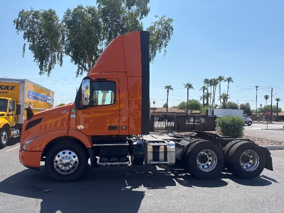 Day Cab Tractor-Heavy Duty Tractors-Volvo-2021-VNR64300-Phoenix-AZ-278,809\n\t\tmiles-$ 60,750 - Image 4