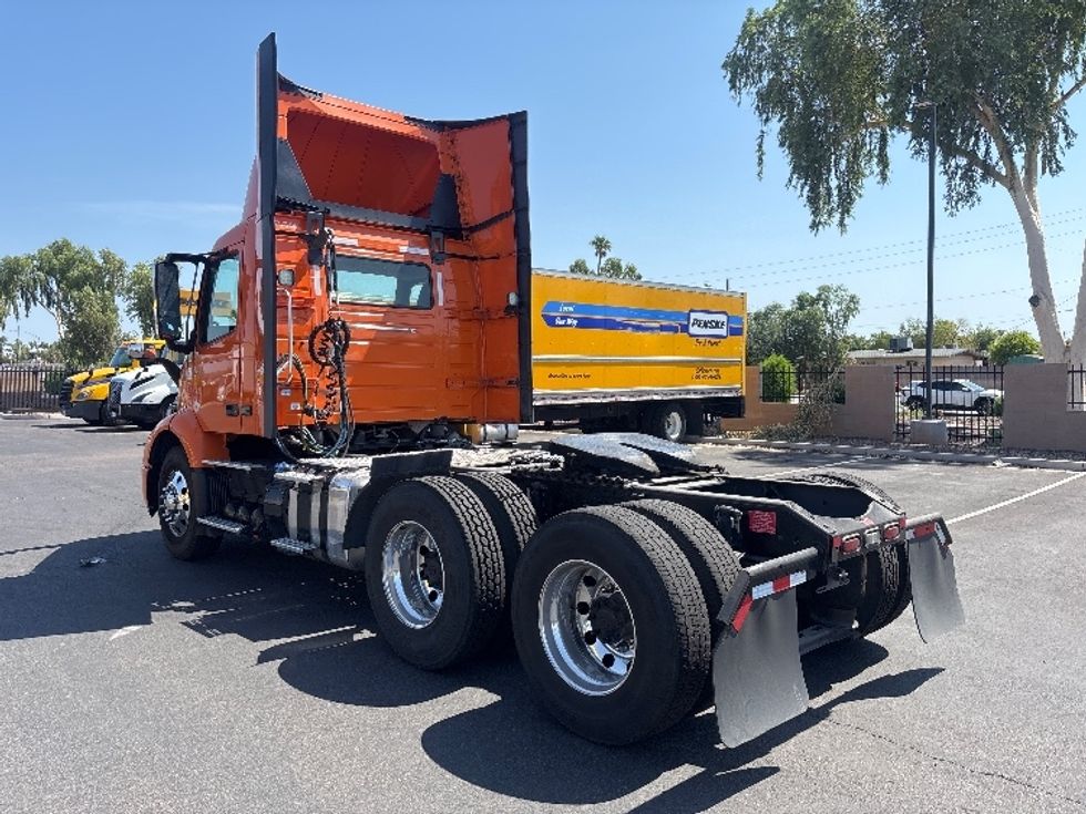 Day Cab Tractor-Heavy Duty Tractors-Volvo-2021-VNR64300-Phoenix-AZ-278,809\n\t\tmiles-$ 60,750 - Image 5