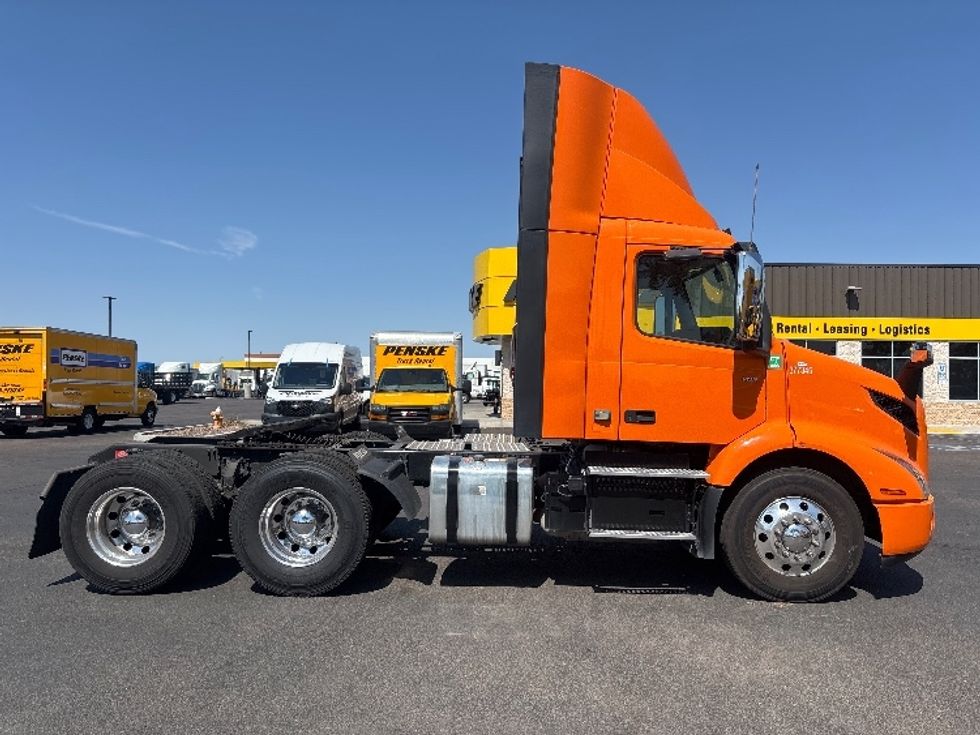 Day Cab Tractor-Heavy Duty Tractors-Volvo-2021-VNR64300-Phoenix-AZ-278,809\n\t\tmiles-$ 60,750 - Image 8