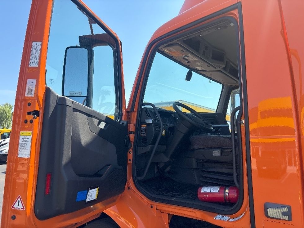 Day Cab Tractor-Heavy Duty Tractors-Volvo-2021-VNR64300-Phoenix-AZ-278,809\n\t\tmiles-$ 60,750 - Image 9