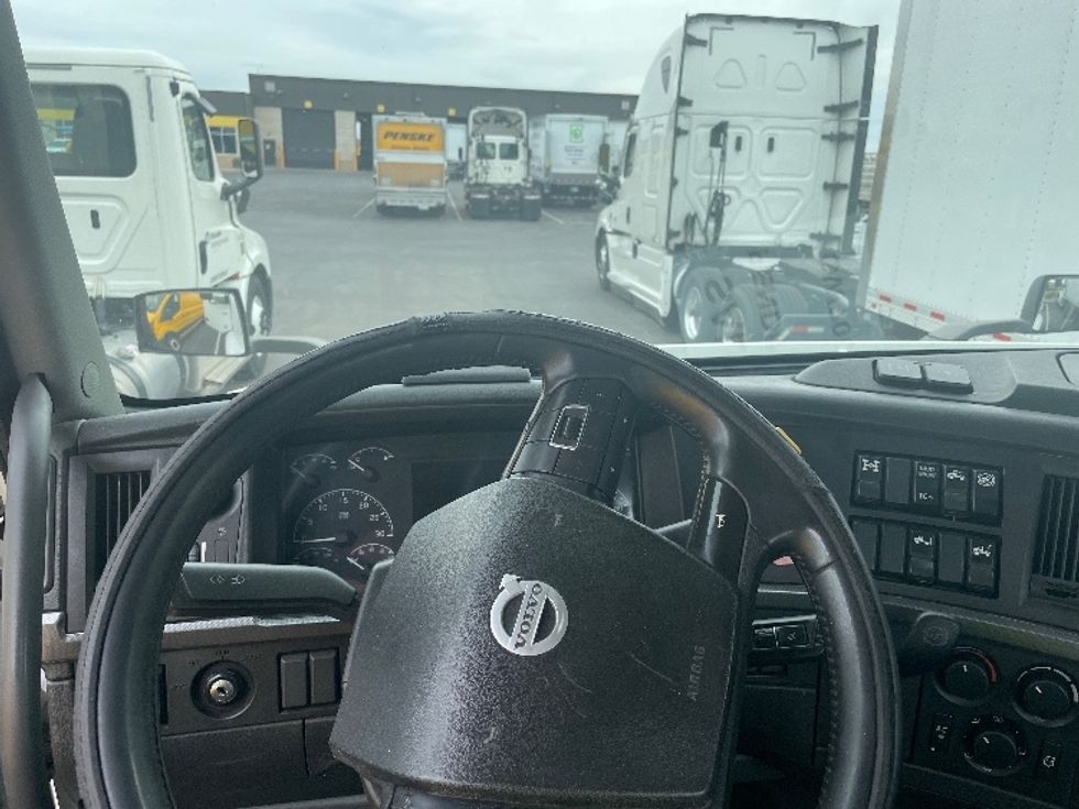 Day Cab Tractor-Heavy Duty Tractors-Volvo-2021-VNR64300-Phoenix-AZ-453,201\n\t\tmiles-$ 47,000 - Image 11