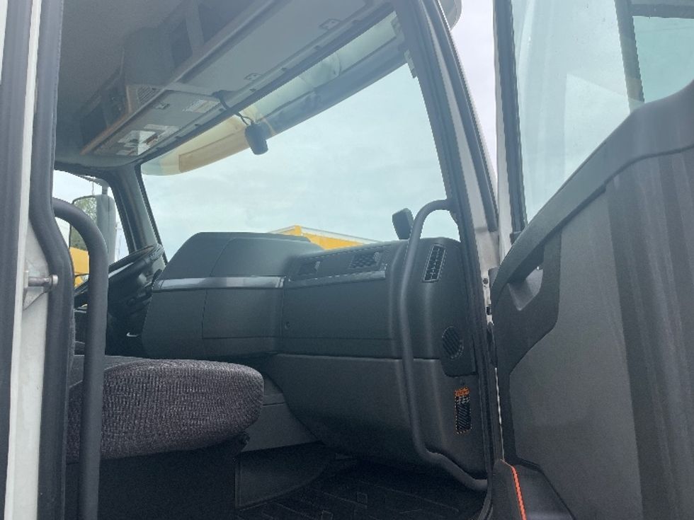 Day Cab Tractor-Heavy Duty Tractors-Volvo-2021-VNR64300-Phoenix-AZ-453,201\n\t\tmiles-$ 47,000 - Image 12