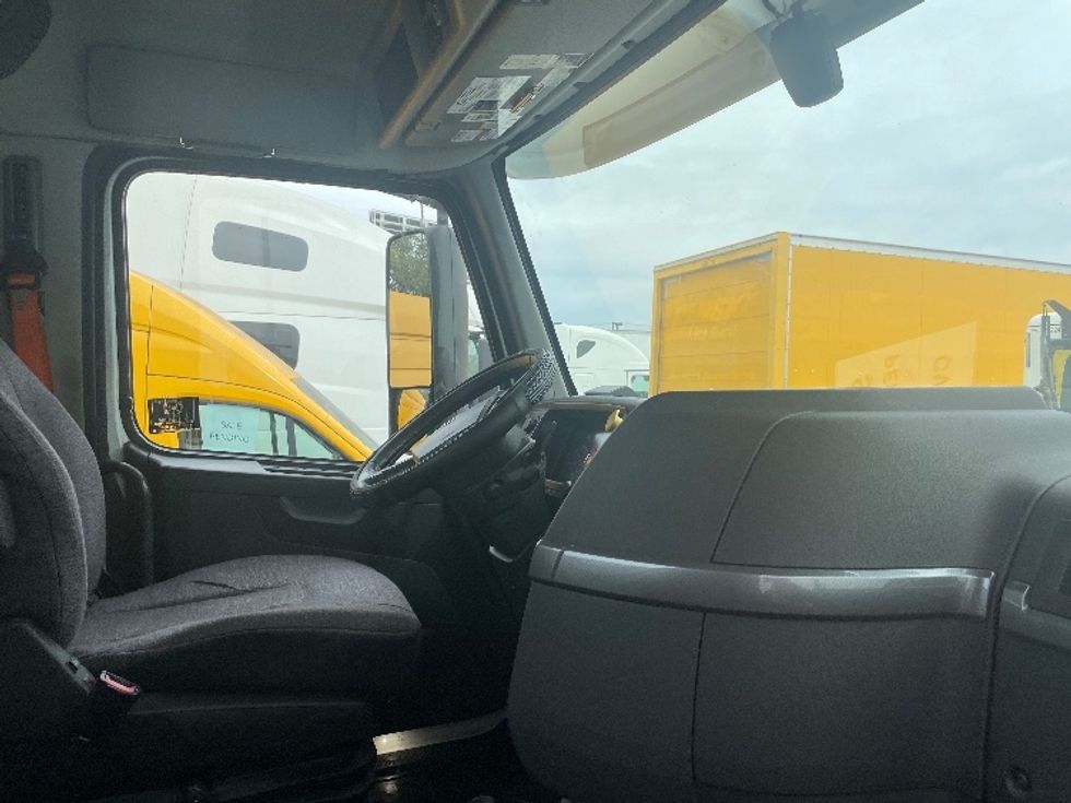 Day Cab Tractor-Heavy Duty Tractors-Volvo-2021-VNR64300-Phoenix-AZ-453,201\n\t\tmiles-$ 47,000 - Image 14