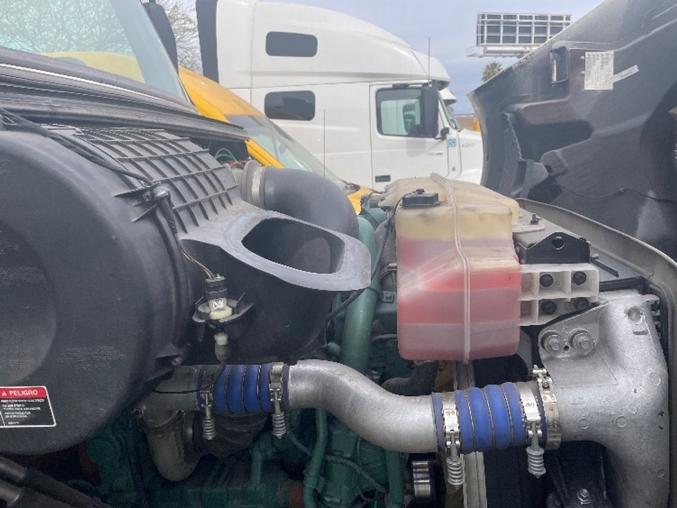 Day Cab Tractor-Heavy Duty Tractors-Volvo-2021-VNR64300-Phoenix-AZ-453,201\n\t\tmiles-$ 47,000 - Image 15